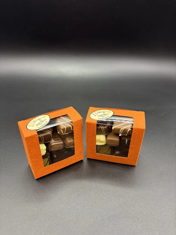 Chocolats en vrac, boîte orange avec fenêtre